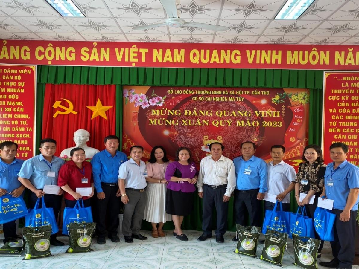 Lãnh đạo Sở Lao động - Thương binh và Xã hội thành phố Cần Thơ thăm, chúc tết Cơ sở Cai nghiện ma túy